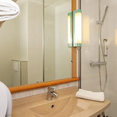 Ibis Saint-die מלון 3*
